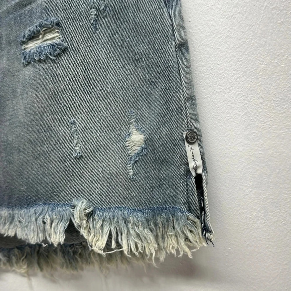 One Teaspoon 2020 Mini Denim Skirt Distressed Frayed Hem in Light Blue Size 26 - Picture 4 of 10